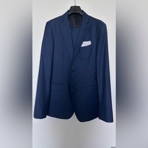 Suit in navy wool
